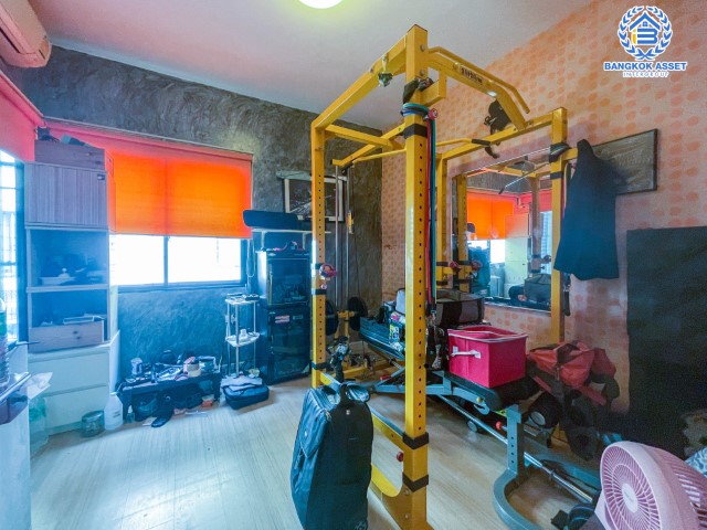 *****ทาวน์เฮ้าส์มือสองย่านกรุงเทพฯ ม.ซิกเนเจอร์ เพชรเกษม69 เนื้อที่กว้างเกือบ 38 ตร.ว. ฟังก์ชัน 5 ห้องนอน 4 ห้องน้ำ ที่จอดรถ 2 คัน พื้นที่ข้างบ้านกว้างขวาง ต่อเติมครบ พร้อมเข้าอยู่ได้ทันที บนทำเลแห่งการเดินทาง ใกล้รถไฟฟ้าสายสีน้ำเงิน "หลักสอง" จองเลย!